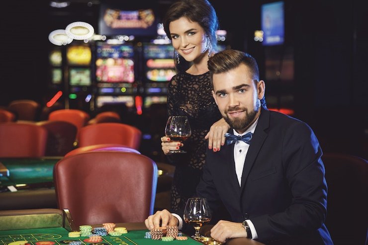 Pengguna memegang ponsel menyusuri halaman utama ktown4u untuk memilih hiburan sports dan casino